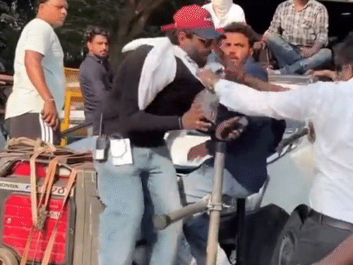 प्रयागराज-में-आयुष्मान-खुराना-की-फिल्म-शूटिंग-में-बवाल:’पति-पत्नी-और-वो’-क्रू-से-मारपीट;-video-में-सारा-से-बहस-करते-नजर-आए-एक्टर