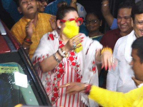 गणपति-विसर्जन-से-पहले-गोविंदा-सुनीता-ने-साथ-में-किया-डांस:बेटा-यशवर्धन-भी-आया-नजर