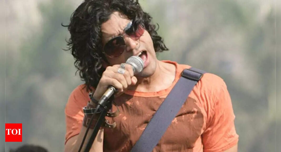 farhan-akhtar-celebrates-17-years-of-‘rock-on’;-shares-special-video-with-fans-–-watch