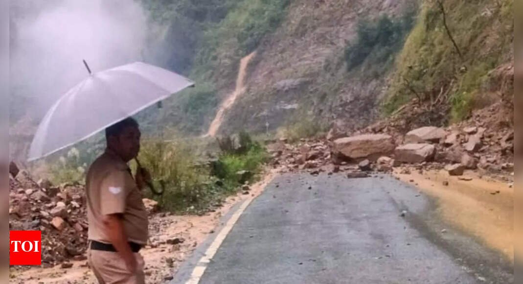 uttarakhand-cloudburst:-5-dead,-vehicles-swept-away;-imd-issues-red-alert