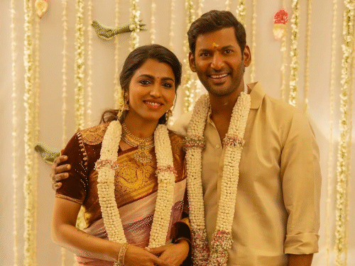 एक्टर-विशाल-और-साई-धनशिका-ने-की-सगाई:15-साल-की-डेटिंग-के-बाद-हुए-इंगेज,-पोस्ट-कर-लिखा-धन्य-महसूस-कर-रहा-हूं