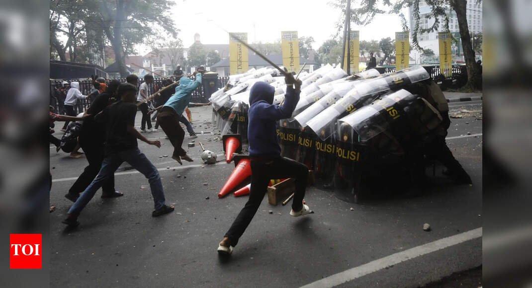 indonesia:-protests-escalate-after-death-of-demonstrator