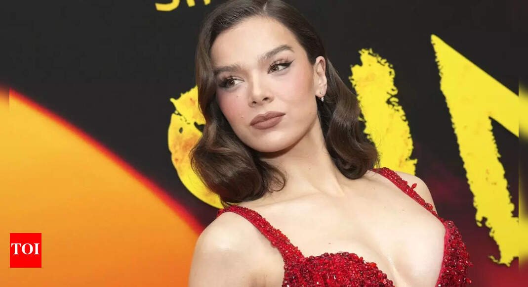 josh-allen’s-influence-has-hailee-steinfeld-rocking-golf-course-glam-in-chic-miniskirt-look