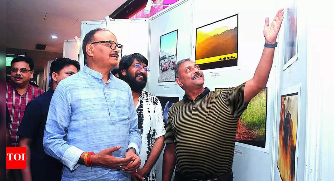 lucknow’s-metro-station-turns-into-art-gallery
