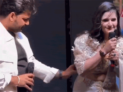 एक्ट्रेस-अंजलि-राघव-ने-छोड़ी-भोजपुरी-इंडस्ट्री:बोलीं-मुझे-गुस्सा-और-रोना-आया;-स्टेज-पर-सिंगर-पवन-सिंह-ने-गलत-तरीके-से-किया-था-टच