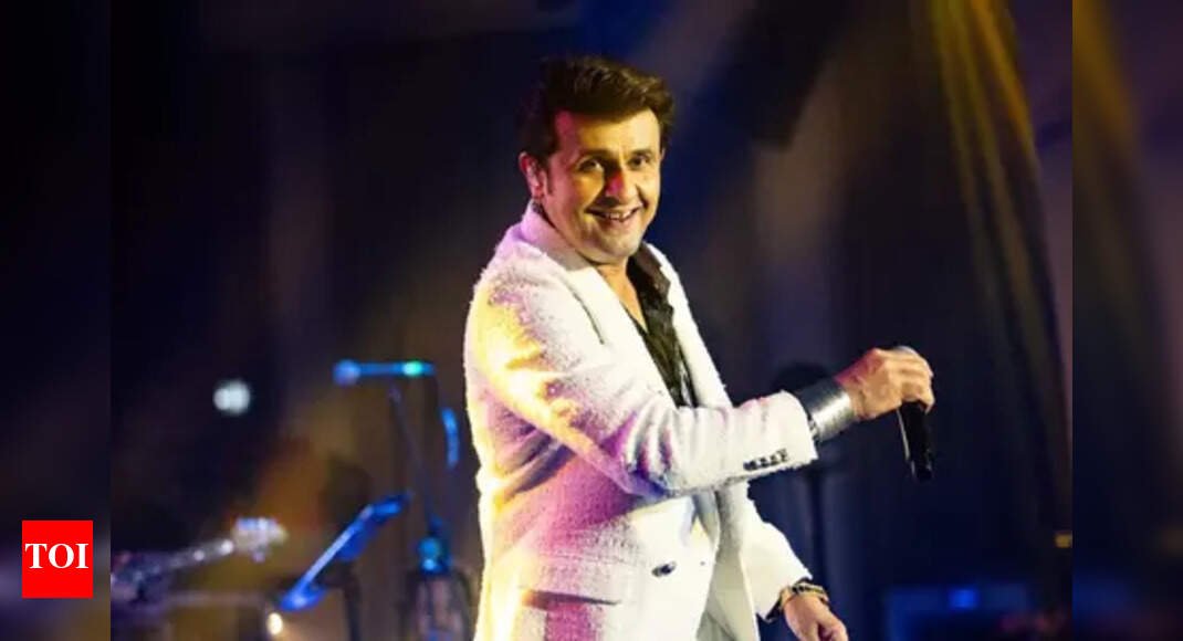 sonu-nigam’s-candid-rendition-of-‘pardesiya’-from-‘param-sundari’-is-simply-heart-melting