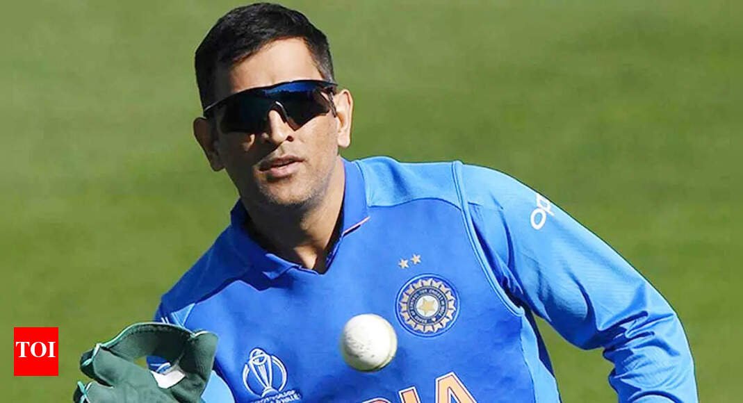 ms-dhoni-as-team-india-mentor?-ex-cricketer-takes-a-dig,-says-‘woh-phone-uthaye-hain-na?’