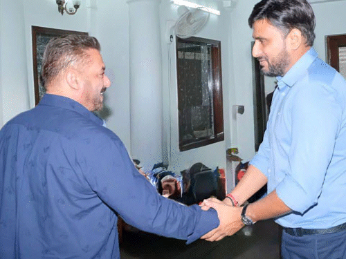 सलमान-खान-ने-राजनाथ-सिंह-से-मुलाकात-की:दिल्ली-में-45-मिनट-तक-बातचीत-की,-बेटे-नीरज-सिंह-ने-गेट-पर-रिसीव-किया