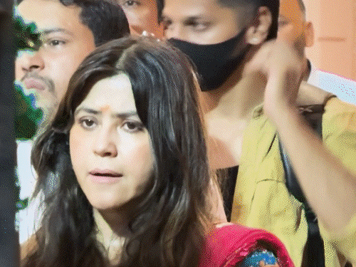 एकता-कपूर-की-गणपति-लंच-पार्टी-में-पहुंचे-सितारे:श्रद्धा-आर्या-से-लेकर-नरगिस-फाखरी-हुईं-शामिल,-रणबीर-नीतू-कपूर-ने-किया-बप्पा-का-विसर्जन