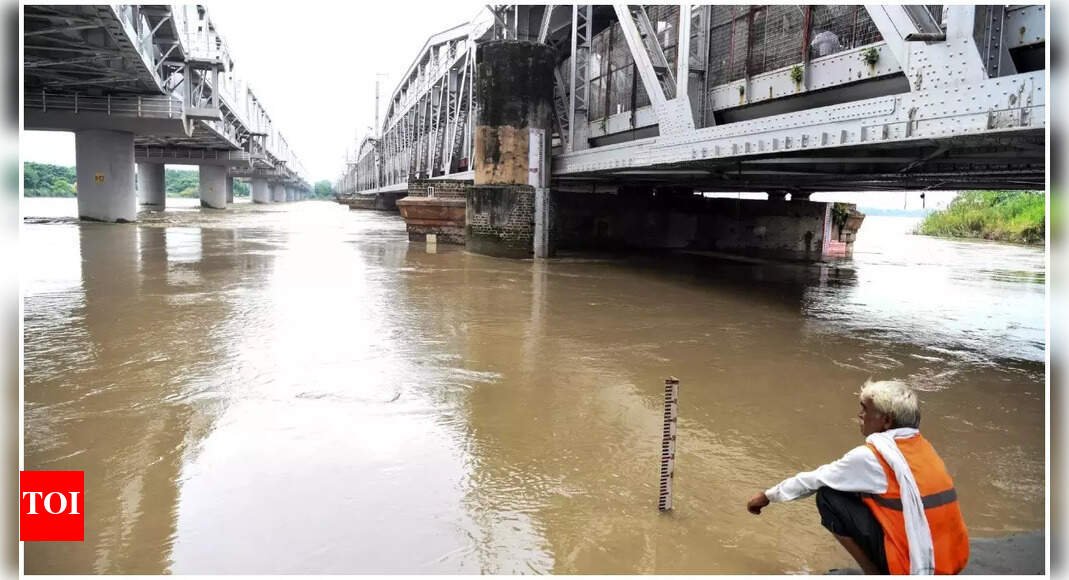 yamuna-at-3rd-highest-level-in-63-years,-several-areas-flooded