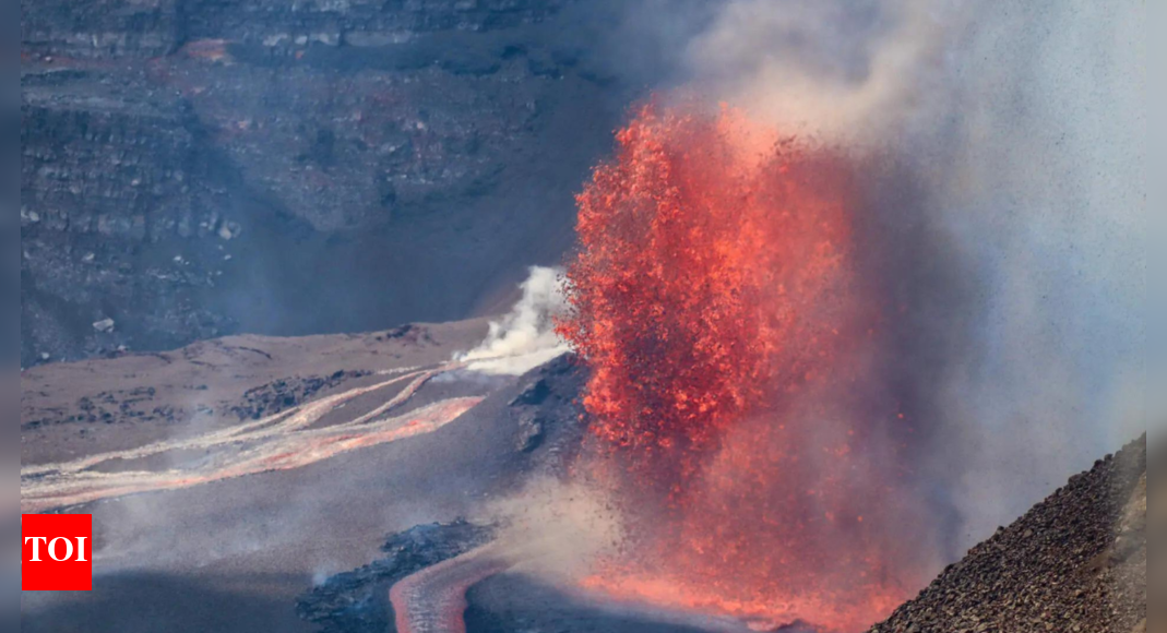 watch:-hawaii’s-kilauea-volcano-erupts-again;-crowd-gathers-to-witness-molten-lava