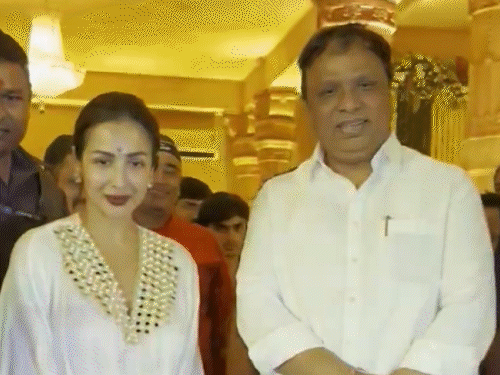 रणबीर-कपूर-और-मलाइका-अरोड़ा-ने-किए-बप्पा-के-दर्शन:नंगे-पैर-दिखे-एक्टर,-फैंस-के-साथ-सेल्फी-लेती-नजर-आईं-मलाइका