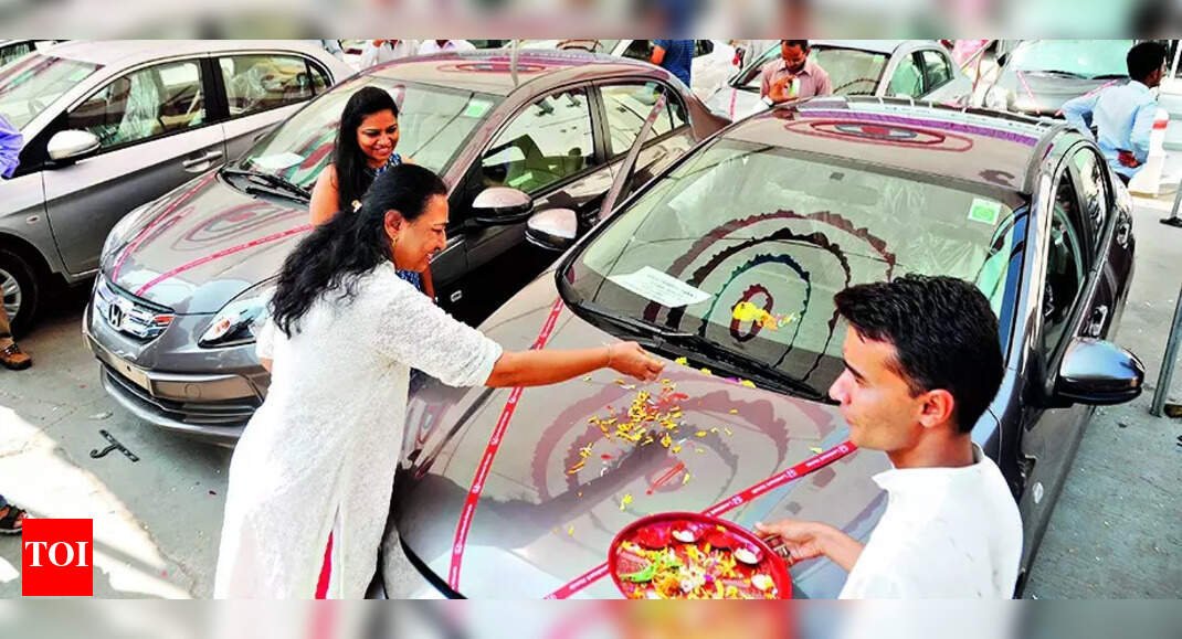 while-car-buyers-rejoice,-dealers-with-old-inventory-stare-at-rs-2,500-crore-hit