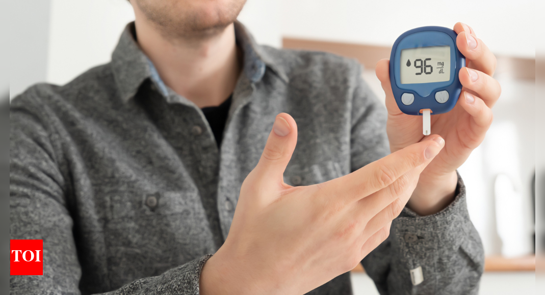 how-to-balance-blood-sugar-levels-naturally-(even-if-one-is-not-a-diabetic),-according-to-a-longevity-doctor