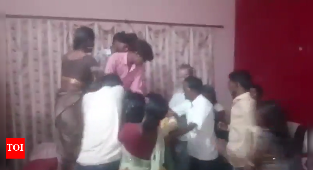 clash-over-‘samosas’:-up-man-thrashed-with-kicks-and-punches-by-wife,-in-laws