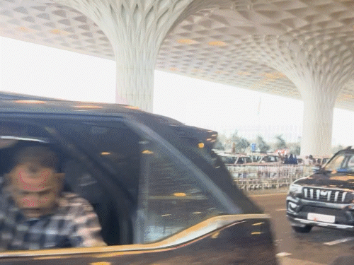 सलमान-खान-का-मुंबई-एयरपोर्ट-पर-दिखा-स्वैग:भारी-सिक्योरिटी-के-बीच-ली-एंट्री;-गोविंदा-और-अनिल-कपूर-समेत-कई-सेलेब्स-भी-हुए-स्पॉट