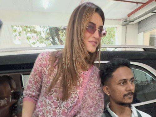 गणपति-दर्शन-के-लिए-टी-सीरीज-ऑफिस-पहुंचे-सेलेब्स:सिंपल-लुक-में-दिखीं-कृति-सेनन-और-श्रीलीला,-पैपराजी-को-प्रसाद-बांटते-नजर-आए-जैकी-श्रॉफ