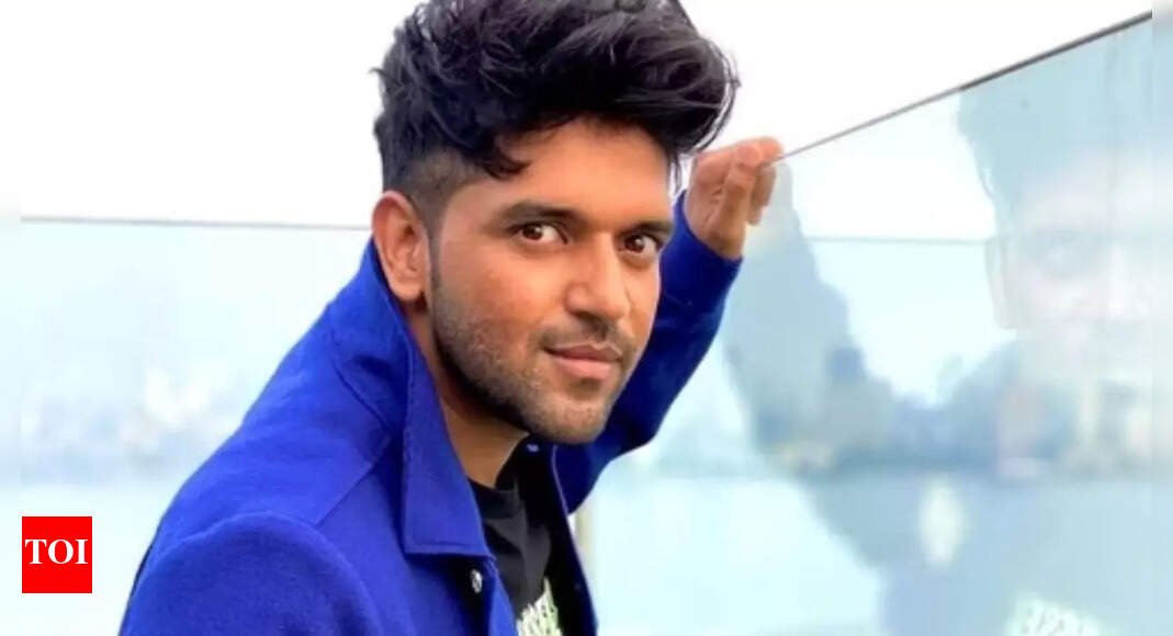 guru-randhawa-meets-punjab-flood-victims;-sets-up-relief-camp-in-dera-baba-nanak
