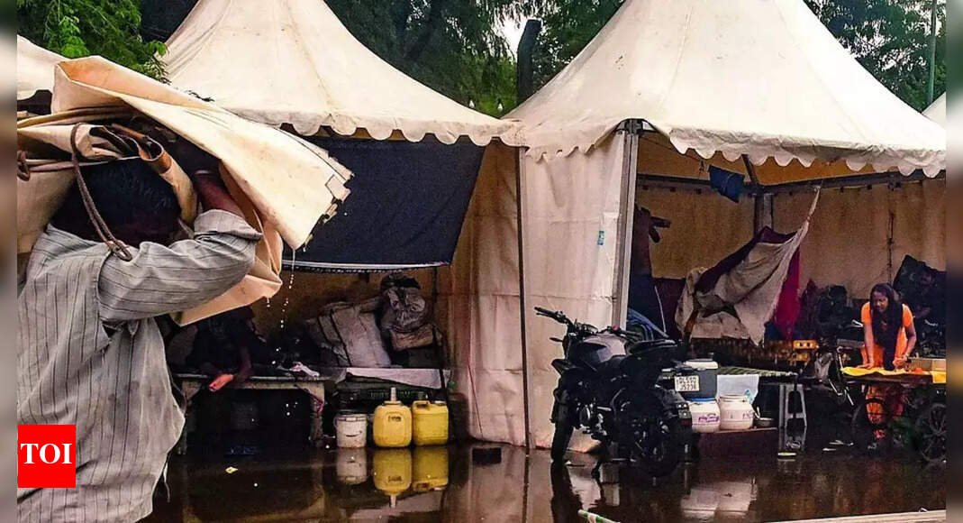 delhi-floods:-torn-between-relief-camps-and-lost-homes,-families-fight-to-survive