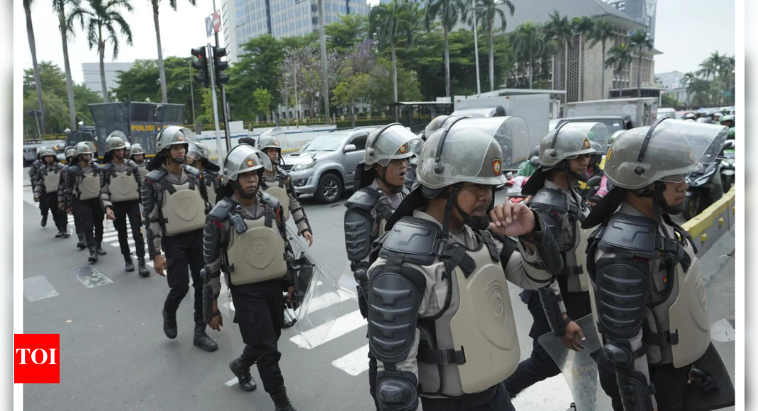 indonesia-building-collapse-kills-3,-injures-dozens:-disaster-official