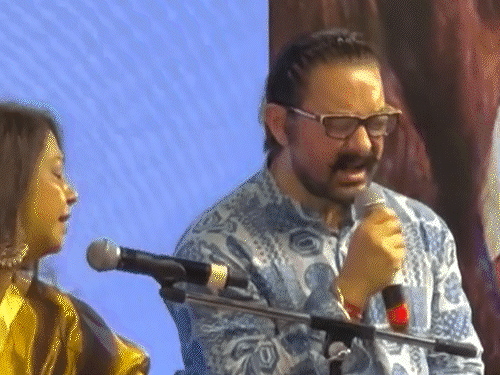 आमिर-खान-ने-इवेंट-में-सरगम-गाई:बर्मिंघम-में-करीना-कपूर-का-जलवा,-पार्टी-में-कार्तिक-आर्यन-और-अनन्या-पांडे-ने-किया-डांस