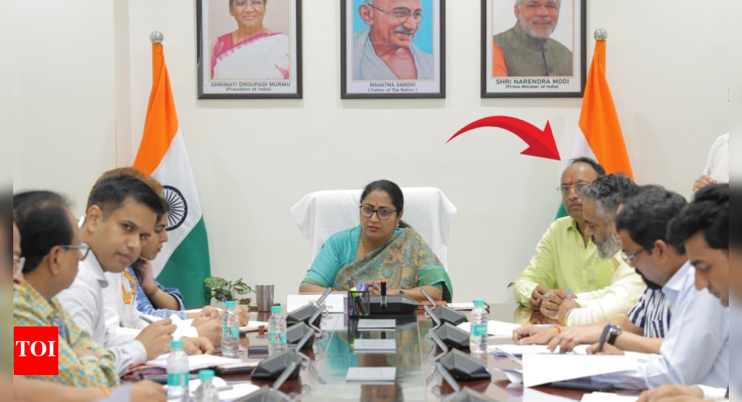 ‘phulera-style-governance-in-delhi’:-aap-hits-out-at-rekha-gupta;-questions-husband’s-presence-in-official-meetings