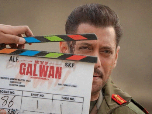 ‘बैटल-ऑफ-गलवान’-से-सलमान-खान-का-फर्स्ट-लुक-रिवील:बदन-पर-सेना-की-वर्दी,-टपकता-खून-और-आंखों-में-दिखा-देश-के-लिए-जुनून