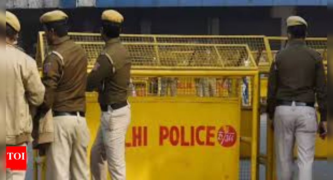 delhi-cm-secretariat,-maulana-azad-medical-college-get-bomb-threat