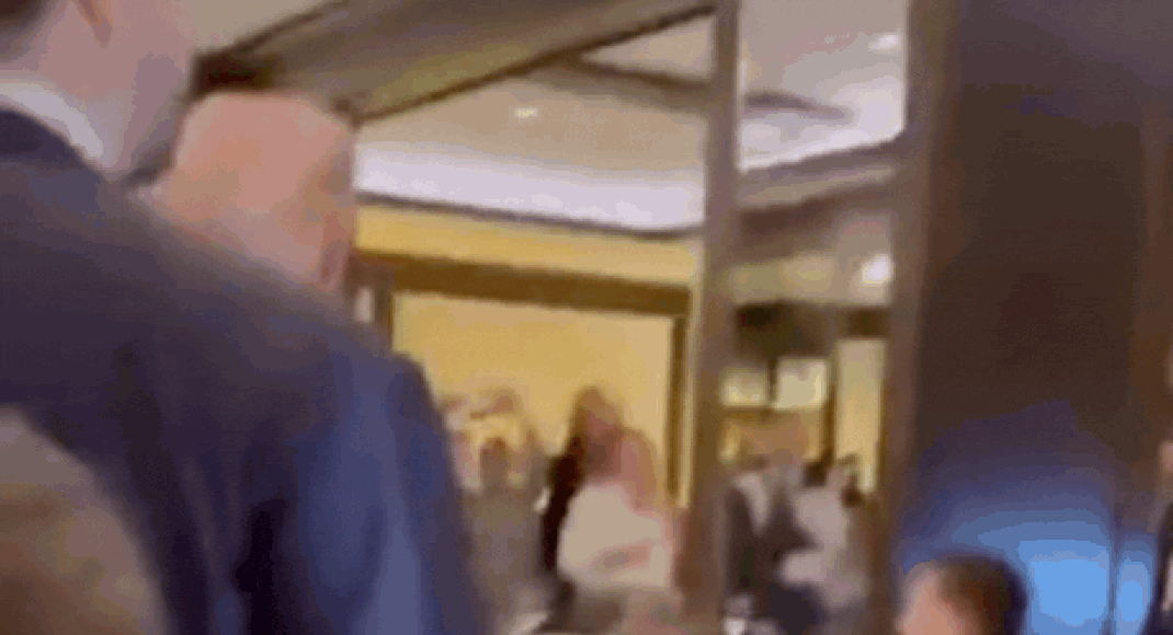 ‘hitler-of-our-time’:-trump-faces-protests-while-dining-at-restaurant-–-watch