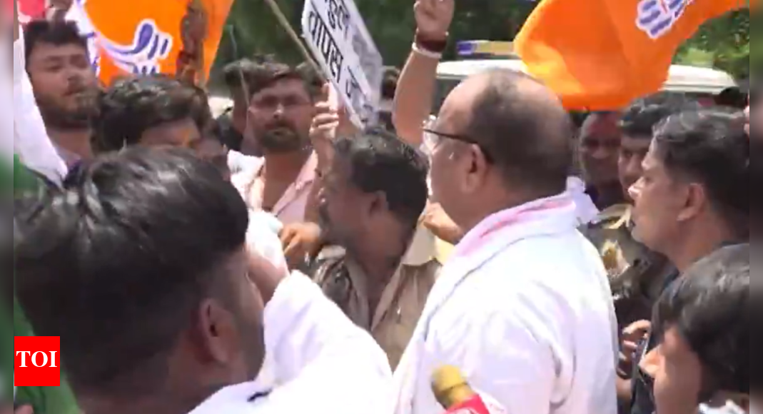 ‘rahul-go-back’:-up-minister-sits-on-dharna-on-highway;-demands-apology-over-insult-to-pm’s-mother