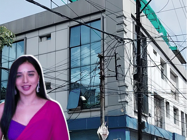 बिग-बॉस-19-कंटेस्टेंट-तान्या-सोशल-मीडिया-पर-हो-रहीं-ट्रोल:ग्वालियर-के-अपने-घर-को-बताया-था-महल-से-बढ़कर,-निकला-दो-मंजिला-मकान