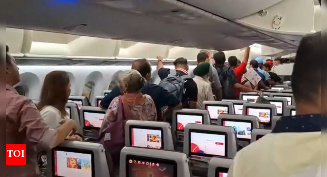 delhi-airport:-200-flyers-left-sweating-as-singapore-bound-boeing’s-electricals-fail