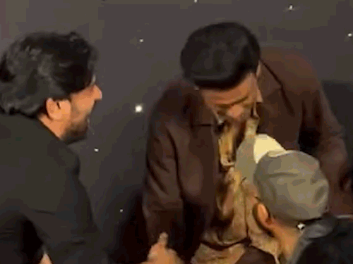 मनोज-वाजपेयी-के-पैरों-में-गिरे-अनुराग-कश्यप:‘जुगनुमा’-की-स्क्रीनिंग-पर-जयदीप-अहलावत,-विनीत-कुमार-और-विजय-वर्मा-ने-भी-एक्टर-का-आशीर्वाद-लिया