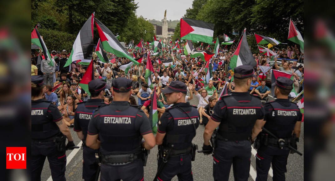 spanish-minister-calls-for-israeli-cycling-team-to-be-banned-from-la-vuelta;-security-doubled