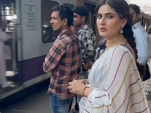 चलती-ट्रेन-से-कूदीं-बॉलीवुड-एक्ट्रेस-करिश्मा-शर्मा:हादसे-में-सिर-और-पीठ-पर-चोट-लगी,-अस्पताल-में-भर्ती-कराया-गया