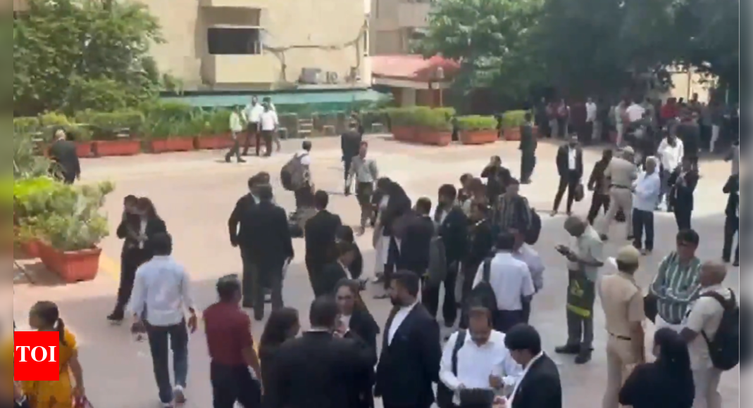 delhi-hc-evacuated-after-bomb-threat;-email-warns-of-blast-after-mid-day-friday-prayers