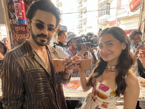 लखनऊ-पहुंची-‘निशानची’-की-टीम:रूमी-गेट-पर-मस्ती-की,-चाय-चाट-का-लुत्फ-उठाया;-बाल-ठाकरे-के-पोते-का-डेब्यू