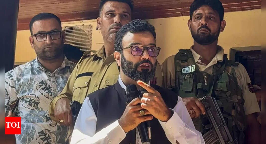 j&k:-nc’s-srinagar-mp-slams-his-own-party-again;-accuses-it-of-‘begging’-for-statehood