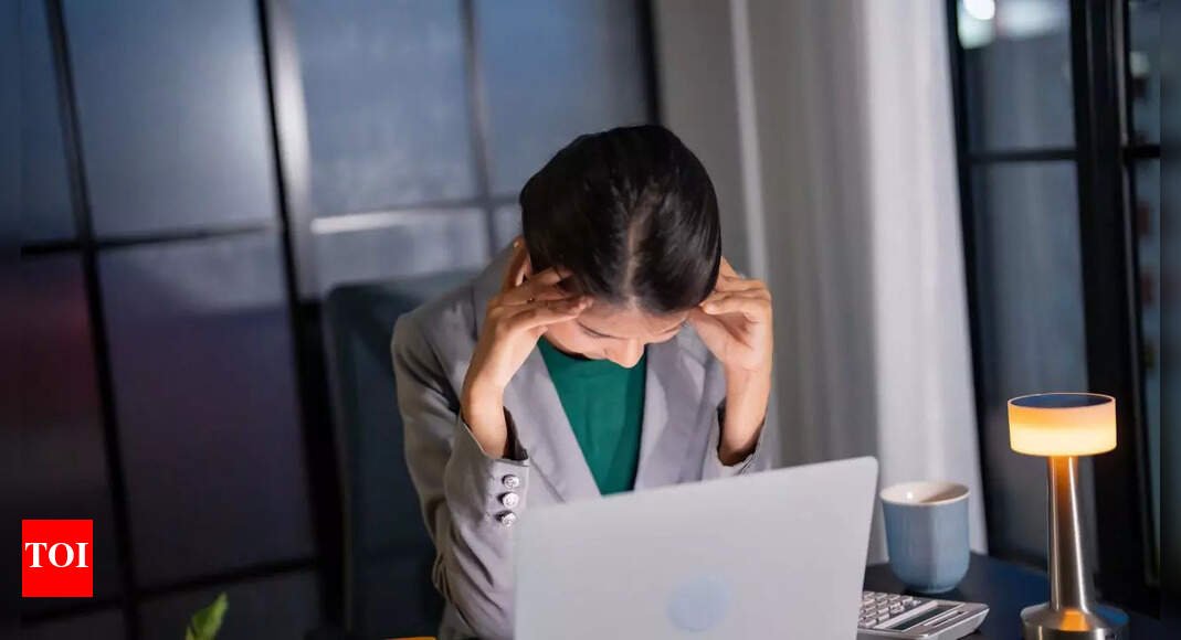 are-you-experiencing-‘tall-poppy-syndrome’?-subtle-workplace-signs-to-notice