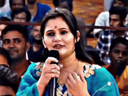 हरियाणवी-एक्ट्रेस-ने-अनिरुद्धाचार्य-से-ट्रोलिंग-पर-सवाल-पूछा:अंजलि-राघव-बोलीं-लोग-मीम्स-बना-रहे,-कथावाचक-बोले-कुत्तों-को-जवाब-देने-की-जरूरत-नहीं