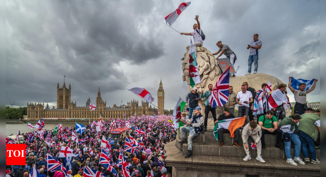 ‘unite-the-kingdom’:-massive-anti-immigration-protests-rock-london;-cops-‘assaulted-with-kicks,-punches’