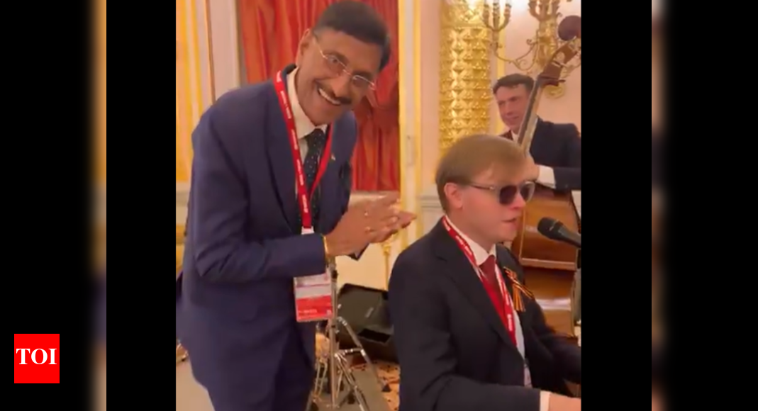 watch:-‘mera-joota-hai-japani’-strikes-a-chord-at-putin’s-reception;-min-shares-video