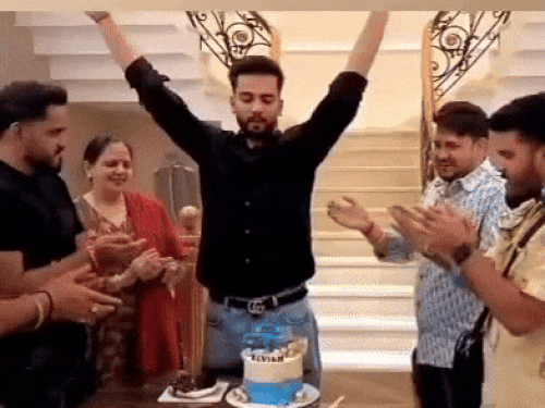 गुरुग्राम-में-फायरिंग-के-बाद-बर्थडे-पर-घर-पहुंचे-एल्विश:पेरेंट्स-और-दोस्तों-के-साथ-काटा-केक,-मां-के-बर्थडे-पर-नहीं-आए-थे