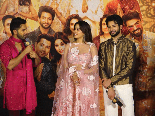 ट्रेलर-लॉन्च-पर-बॉयफ्रेंड-का-जिक्र-सुन-शरमाई-जान्हवी-कपूर:एक्टर-रोहित-सराफ-बोले-‘इन्हें-प्रपोज-कर-मुझे-शिखर-से-मारा-नहीं-खाना’