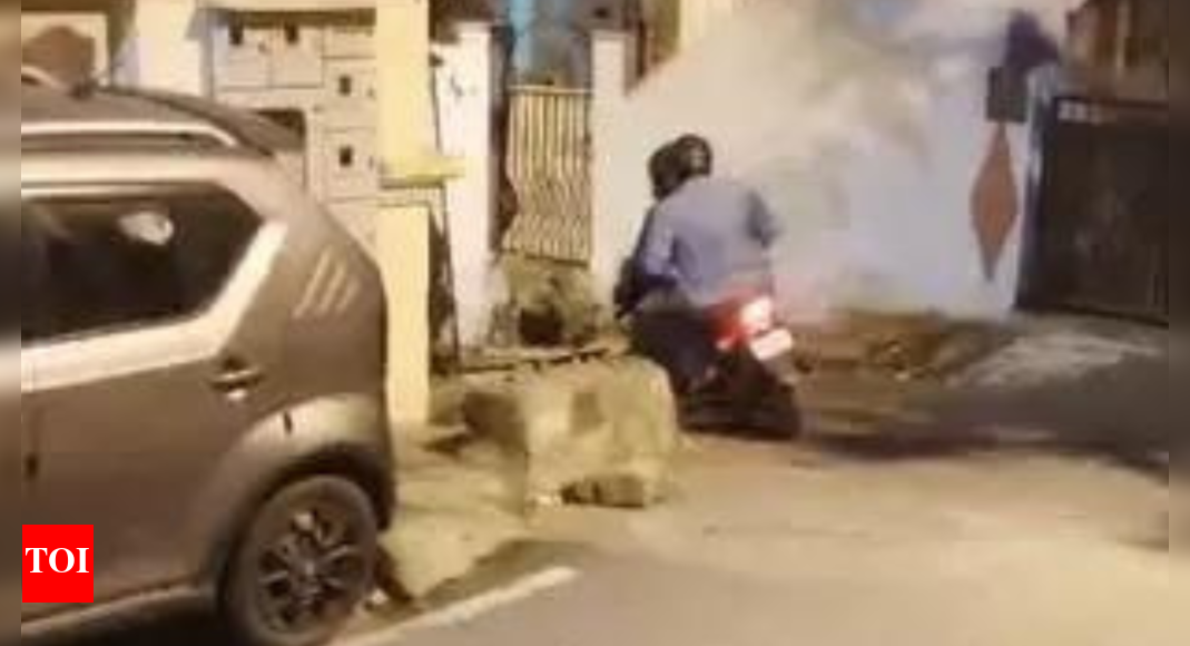 bengaluru:-bike-borne-miscreants-attack,-rob-2-women-of-gold-chains