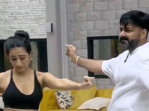 चहल-की-एक्स-वाइफ-से-फ्लर्ट-करते-दिखे-पवन-सिंह:शो-में-धनश्री-की-सुंदरता-पर-हुए-फिदा,-बोले-लिपस्टिक-के-साथ-बिंदी-लगा-लीजिए