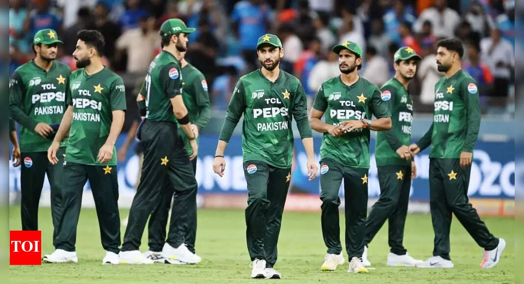 ‘kisine-kuchh-nahi-ukhada’:-amir-calls-pakistan-players-‘bacchhey’