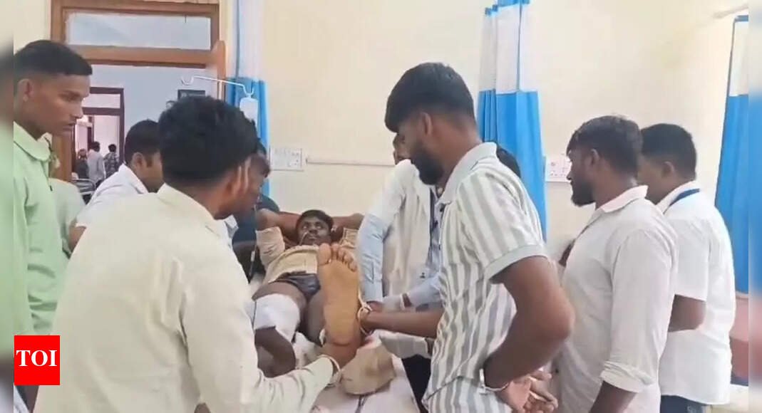 illegal-sand-smuggler-attacks-district-administration-team-in-chatra,-injures-two-chowkidars