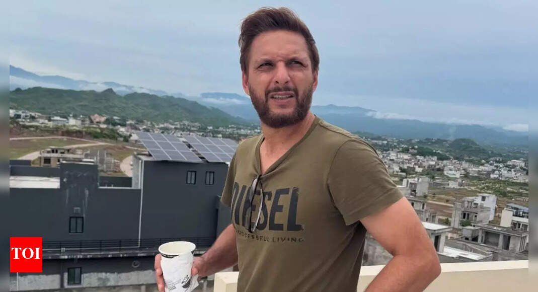 ‘orders-from-above’:-afridi-doesn’t-‘fault’-indian-cricketers-in-handshake-row