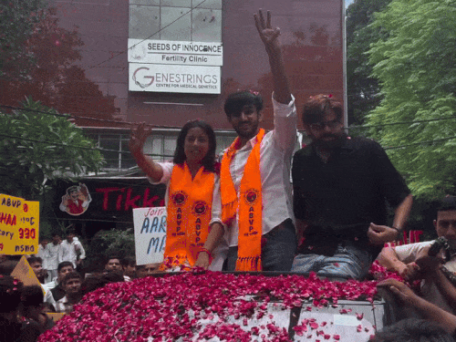 दिल्ली-यूनिवर्सिटी-चुनाव-में-मासूम-शर्मा-के-प्रचार-पर-विवाद:nsui-ने-खर्च-पर-सवाल-उठाए;-सिंगर-बोले-एक-रुपए-नहीं-लिए,-रिश्तेदार-थे-इसलिए-आए